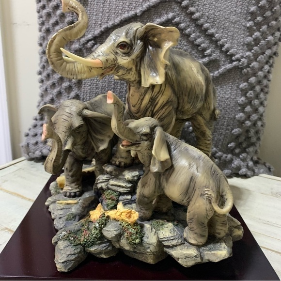 Vintage De Capoli Elephant Family Figurine - Picture 1 of 12